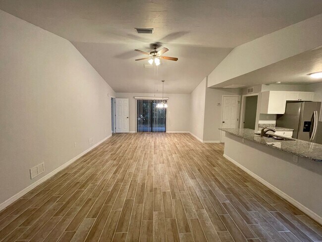 Foto del edificio - Beautiful Single Family Home! $2395/1085ft2-South Sarasota, 3-Bed/2-Bath, Fully Renovated: Annual...