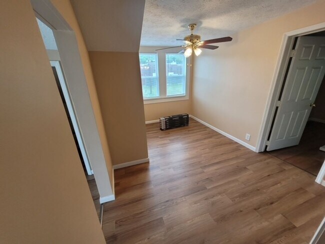 Foto del edificio - 1411 E Harper Ave