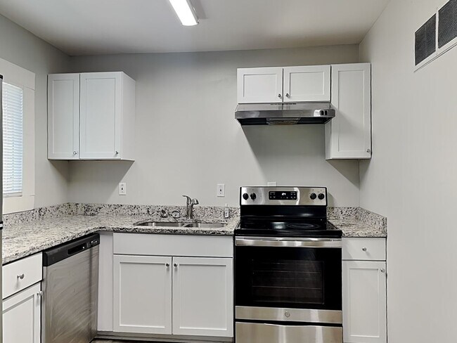 Foto del edificio - Beautiful 4BR 1BA Home w/  Granite Counters, Stainless Steel Appliances and Big Backyard in Grand...