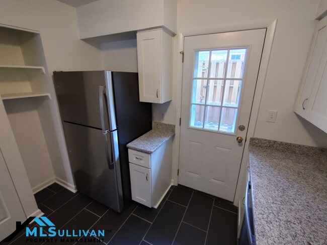 Building Photo - 220 Elizabeth St