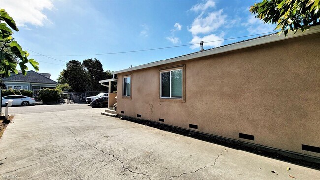 Building Photo - 2 br, 1 bath Duplex - 22695 Sonoma Street