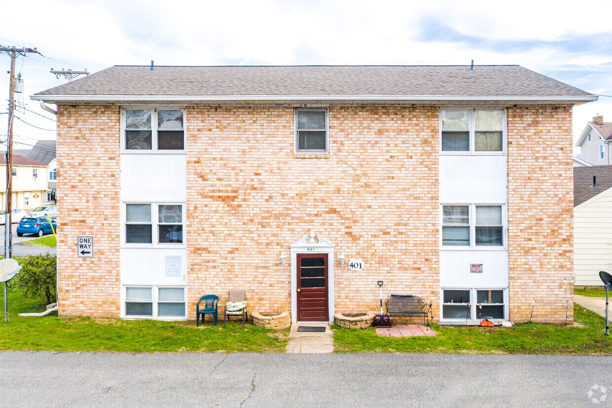 Building Photo - 401-403 Strawberry Ln