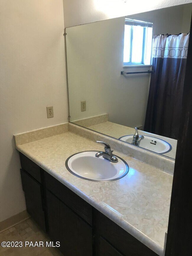 Building Photo - 406 E Carleton St