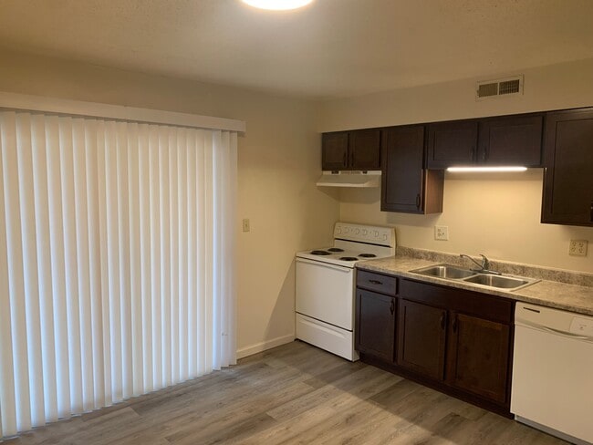 Building Photo - 2309 Southridge Dr