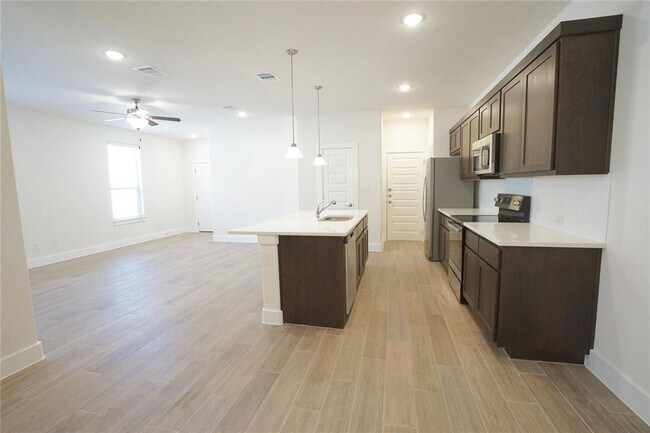 Building Photo - 648 Parkline Dr