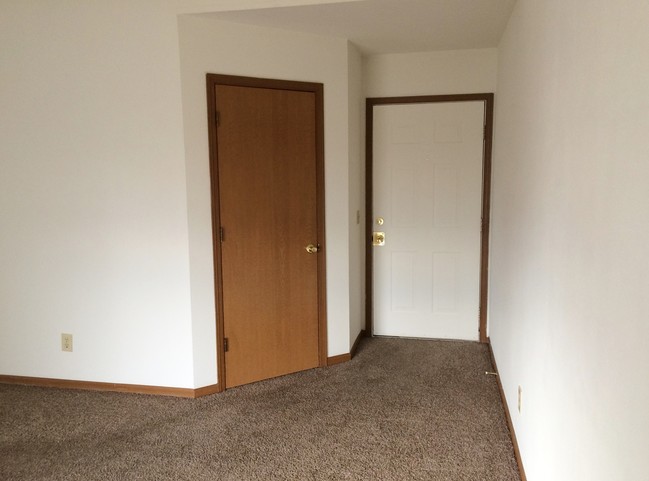 Entry/Closet - Trails West Apartments