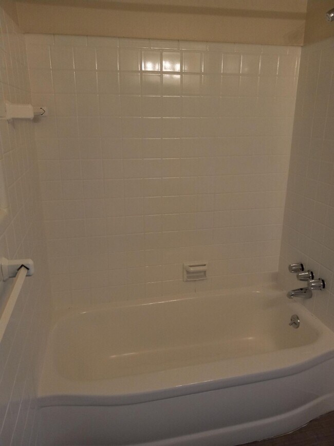 Foto del edificio - Large Unit - Heat Included in Rent