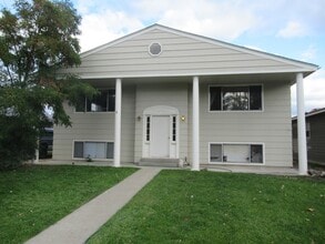 Building Photo - 208 S Pine St