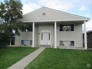 Building Photo - 208 S Pine St