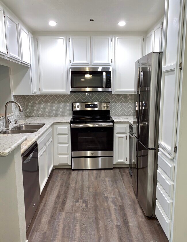 Cocina desde el comedor - 5665 Friars Rd