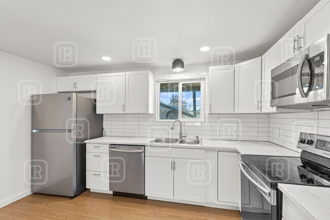 Building Photo - 102 E Hattie Ave