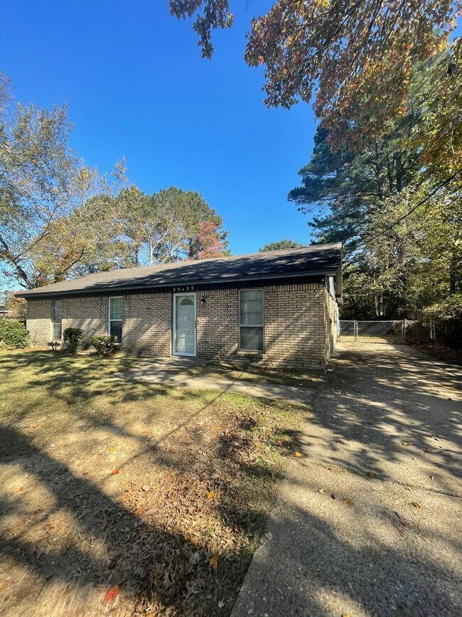 Foto del edificio - 6646 Pinebrook Dr