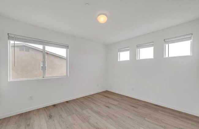 Building Photo - Elegant 5-Bedroom, 3.5-Bathroom Home – Mov...