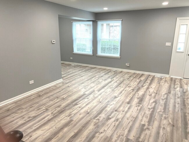 Building Photo - 20 Fernwood Ct