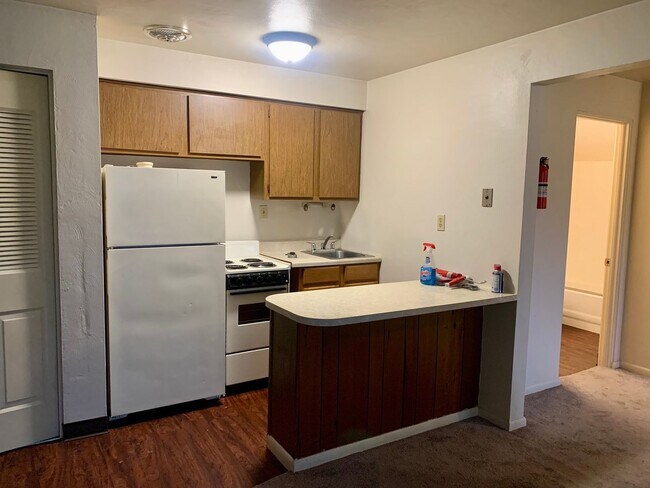 Building Photo - Moon Twp - 1 Bed 1 Bath - Tree Top Manor