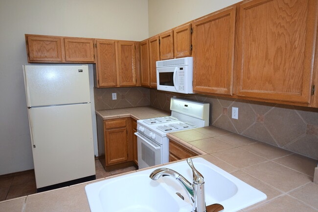 Building Photo - Great 2 Bedroom + Study Home In Taylor Ranch!