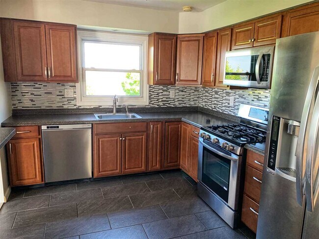 Building Photo - 21 Schuyler Pl W