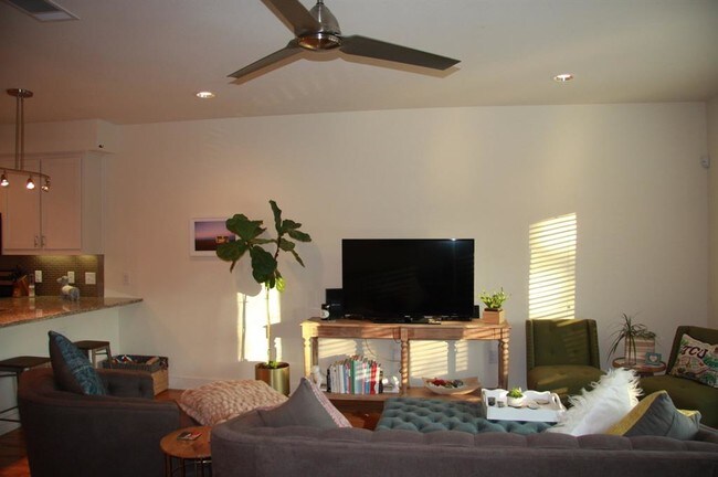 Foto del edificio - 6051 Ross Ave