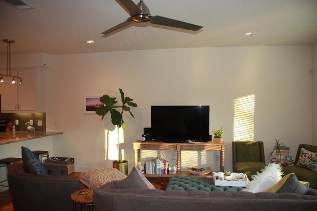 Building Photo - 6051 Ross Ave