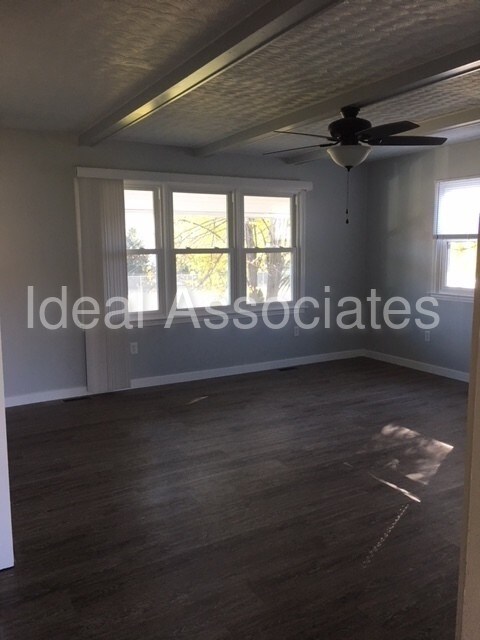 Building Photo - 889 Point Township Dr
