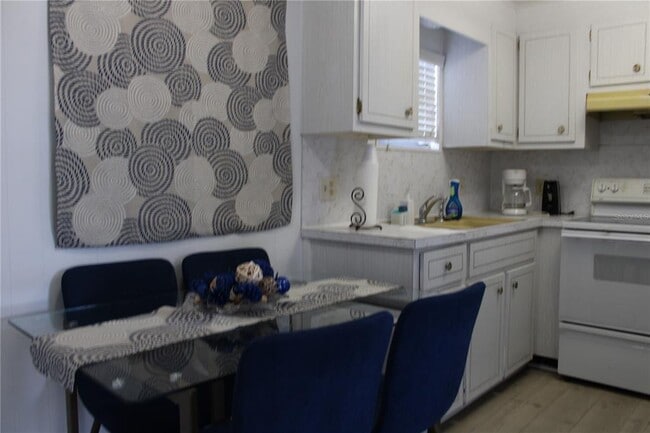 Building Photo - 10315 Cortez Rd W