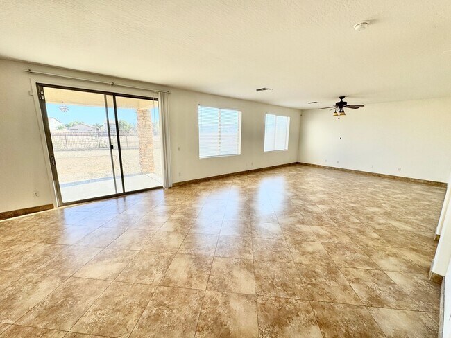 Foto del edificio - Two Story 4 bed/3 bath home with a loft! Close to Shopping & Restaurants