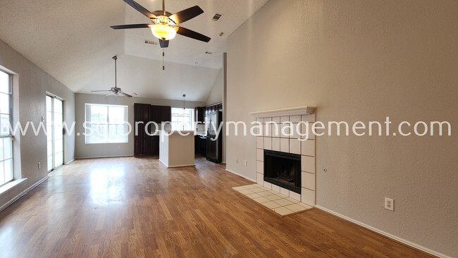 Building Photo - Great 3 Bed with Awesome Outdoor Patio!