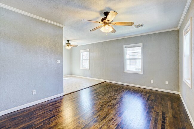 Foto del edificio - Available Now!