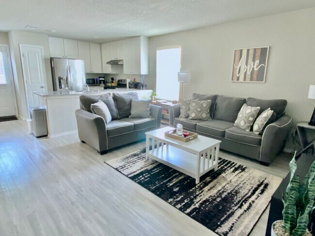 Foto del edificio - **APPLICATION RECEIVED** AVAILABLE NOW! 3 ...