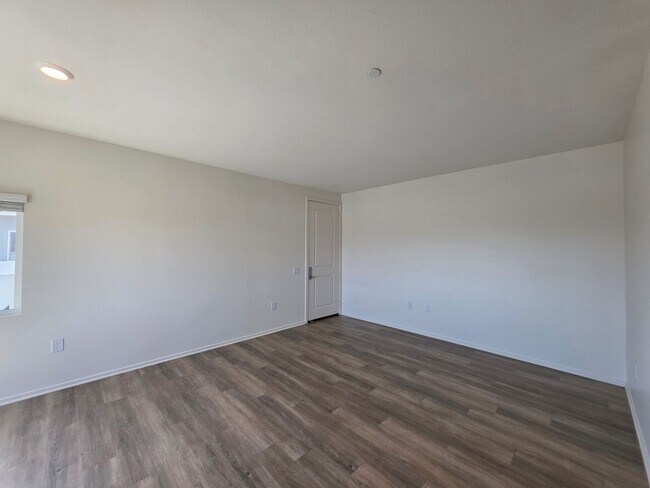 Interior Photo - Mariners Landing