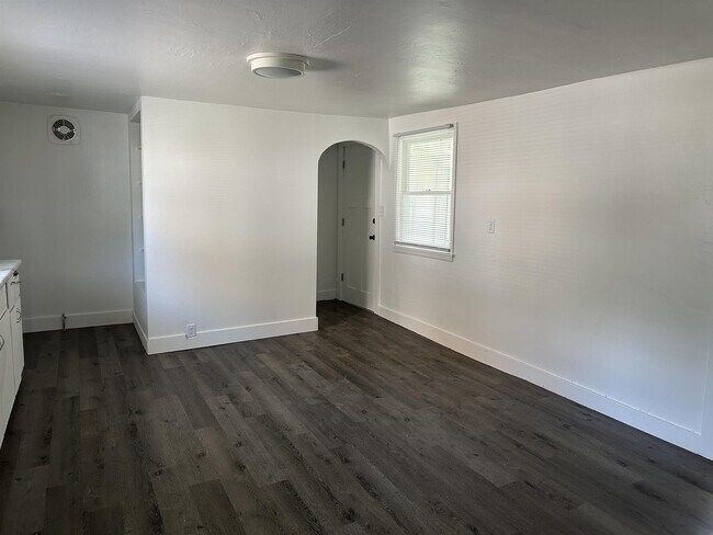 Building Photo - 1453 S Oak Ave