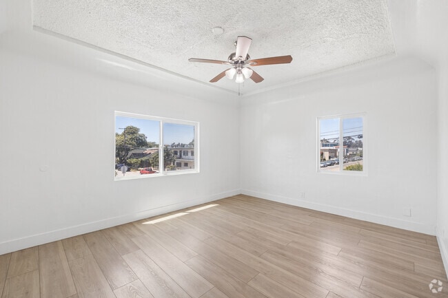 2BR, 1BA - 1,000SF - Living Room - 2700 S Redondo Blvd
