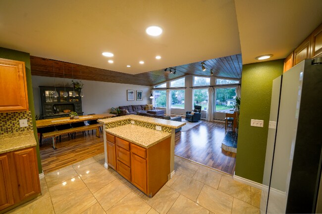 Foto del edificio - 6701 St Ives Pl