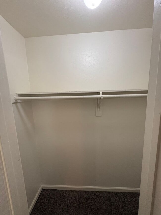 Building Photo - Charming Visalia home with detached garage Available Now!