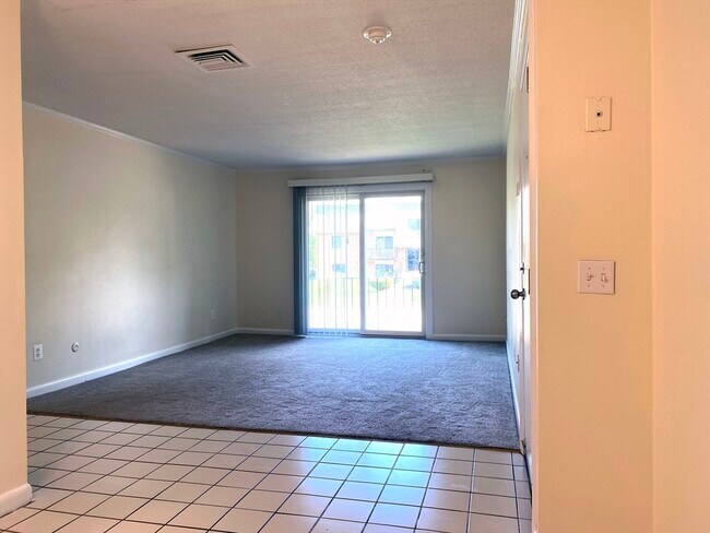 Building Photo - 176 Maple Ave