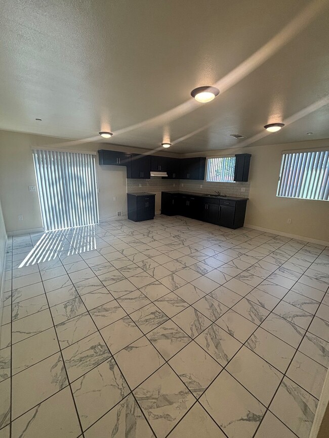 Building Photo - 630 1/2 W 79th St