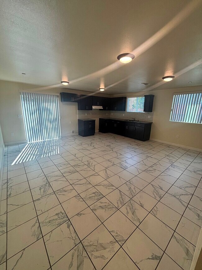 Foto del edificio - 630 1/2 W 79th St