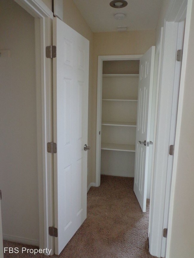 Foto del edificio - 6130-6132 Horton Dr