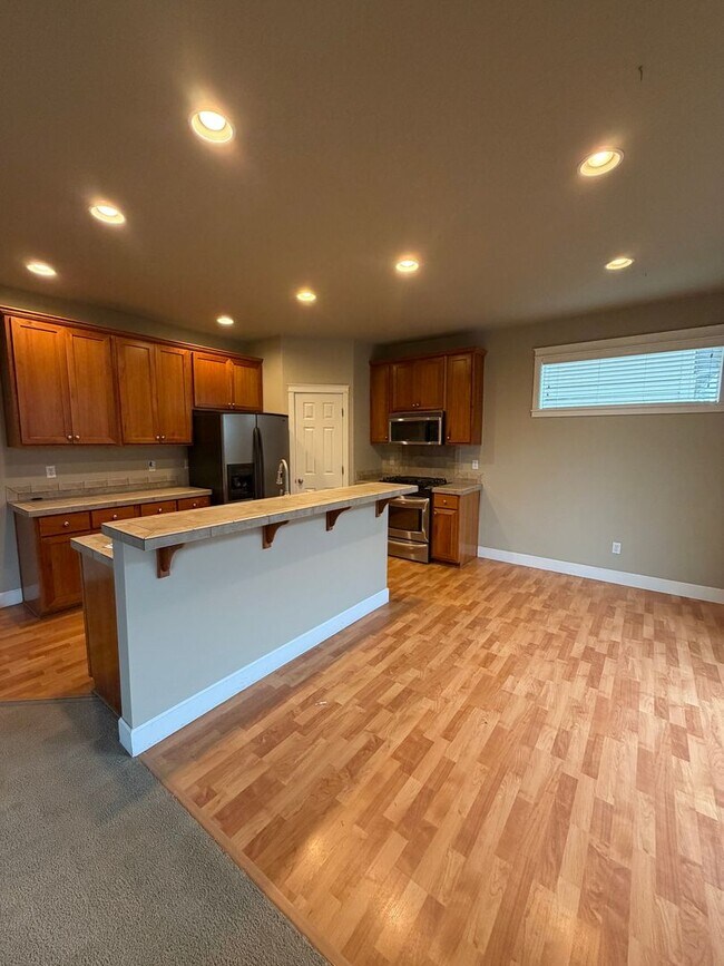 Foto del edificio - 3-Bed/2.5 Bath + Office & Bonus Room on Quiet Dead-End Street