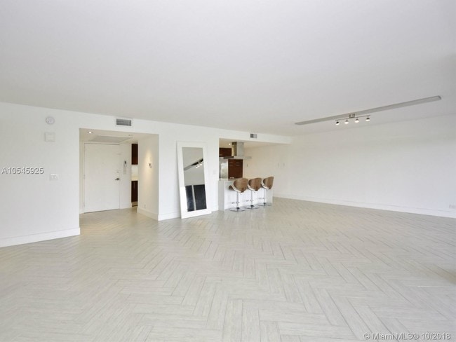 Building Photo - CRICKET CLUB CONDO UNIT