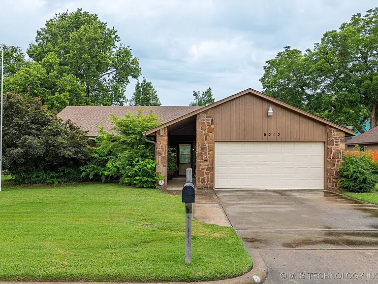 Foto principal - 6212 S Troost Ave