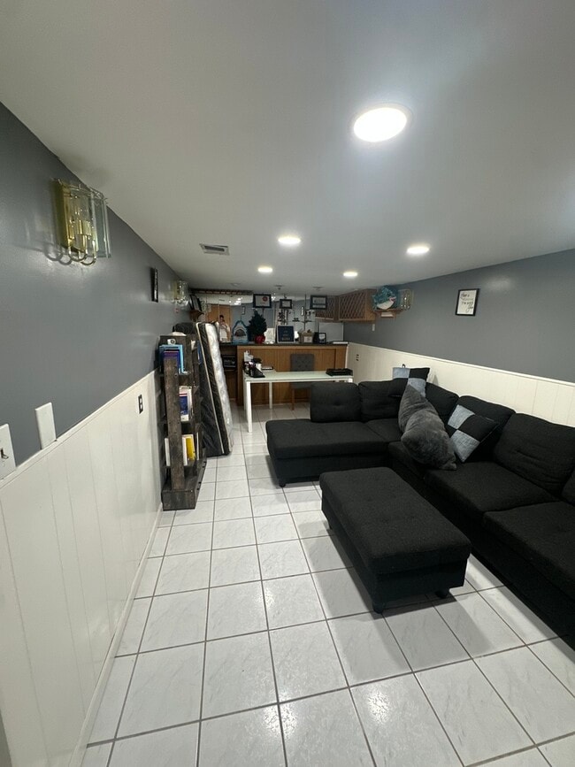 Building Photo - 5616 S Mayfield Ave