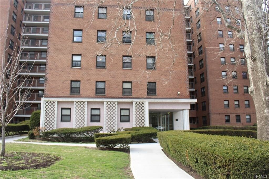 Primary Photo - 4901 Henry Hudson Pkwy W