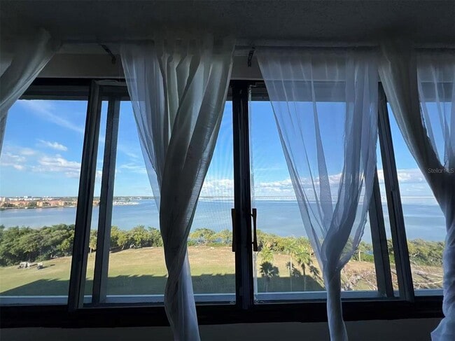 Foto del edificio - 2618 Cove Cay Dr