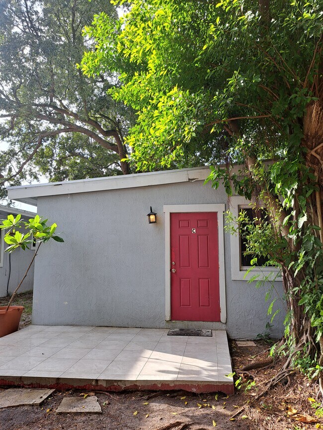 Back cottage - 6444 NW Miami Pl