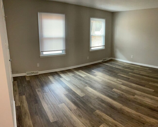 Foto del edificio - 2 Bedroom Brick Duplex in Prime Location with Full Renovation