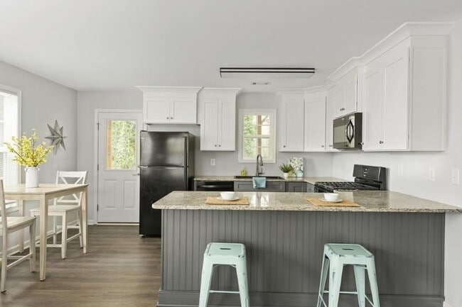 Building Photo - 855 Dodge St S E