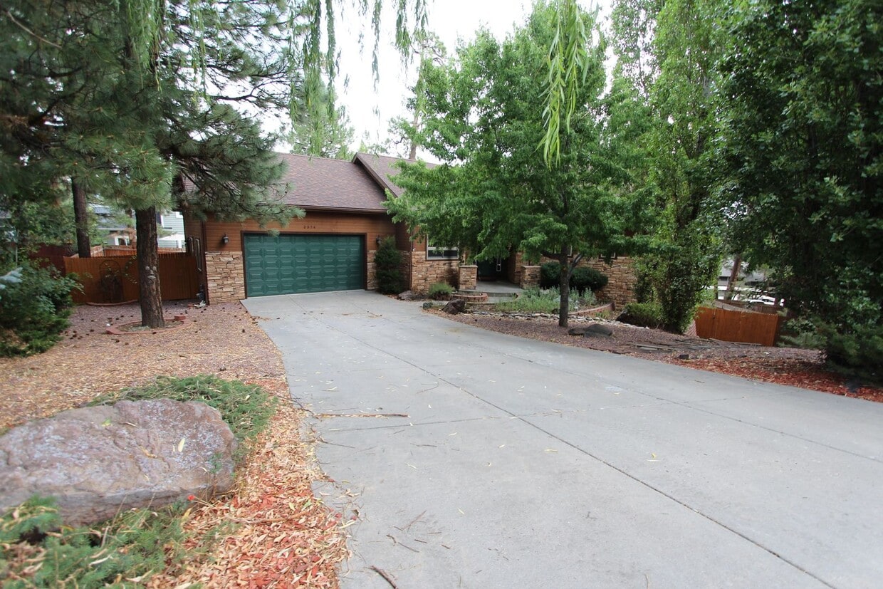 Primary Photo - Stunning Boulder Pointe home with Huge Bon...