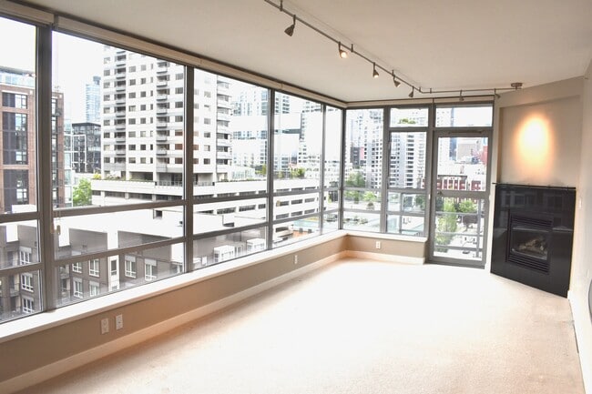 Bright & expansive living room - 2929 1st Ave