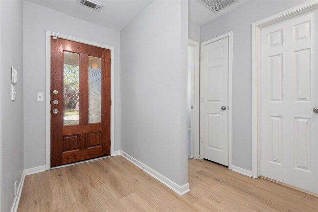 Foto del edificio - 11811 Skydale Dr